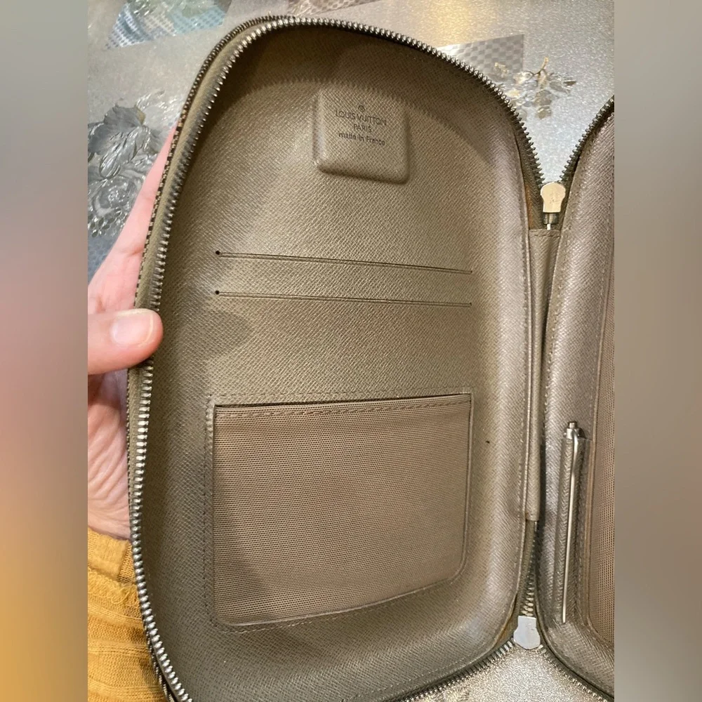 💯% Authentic Louis Vuitton crossbody - Picture 11 of 16